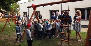Uroczyste otwarcie Placu Zabaw w Przedszkolu Miejskim  nr 1 im. Krasnala Hałabały w Łobzie.