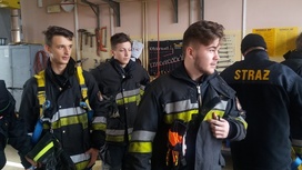 Przyszli strażacy w roli wolontariuszy