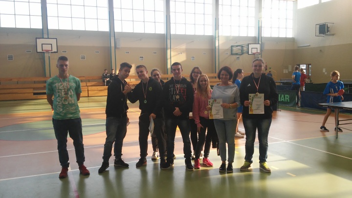 Licealistki z Łobza oraz Licealiści z Reska mistrzami powiatu w tenisie stołowym.