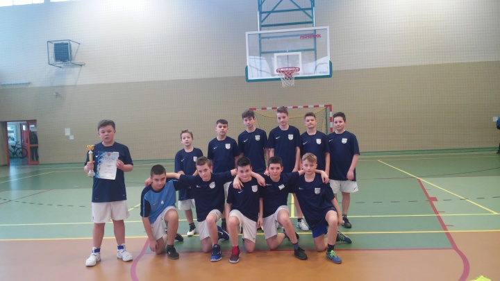 Chłopcy ze Szkoły Podstawowej w Resku Mistrzami Powiatu w mini koszykówce szkół podstawowych.