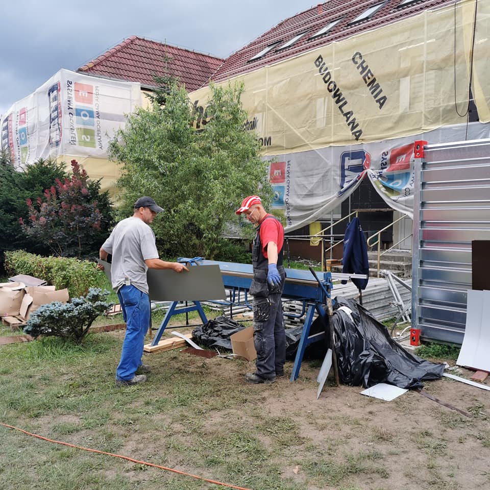 na zdjęciu remont elewacji domu dziecka