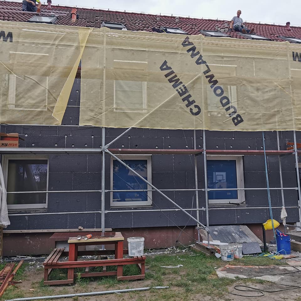 na zdjęciu remont elewacji domu dziecka
