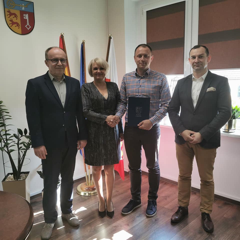 Podpisane umowu z firmą  GORBUD Sp. z o.o. na mocy której, Wykonawca wykona kompletną dokumentację projektową wraz z wykonaniem robót budowlanych dla zadania pod nazwą:"Rozbudowa z przebudową i zmianą sposobu użytkowania budynku na Centrum Opiekuńczo Mieszkalne" 