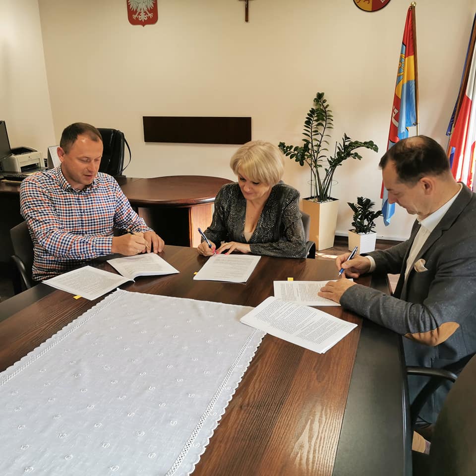 Podpisane umowu z firmą  GORBUD Sp. z o.o. na mocy której, Wykonawca wykona kompletną dokumentację projektową wraz z wykonaniem robót budowlanych dla zadania pod nazwą:"Rozbudowa z przebudową i zmianą sposobu użytkowania budynku na Centrum Opiekuńczo Mieszkalne" 