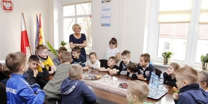 Całkiem inna lekcja samorządności – drugoklasiści z wizytą u Starosty.