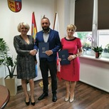 Podpisanie umowy z gminą Radowo Małe na mocy, której  Powiat Łobeski przekaże pomoc finansową dla gminy w wysokości 5.000 zł. na organizację imprezy pn. "Święto Chleba 2021"