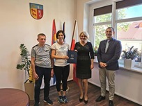 Podpisanie umowy dotacyjnej  z Łobeskim Klubem Biegacza "Trucht"