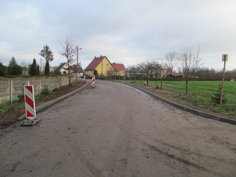 Remont chodnika i zjazdów przy ulicy 3 - go Maja w Dobrej - w trakcie realizacji