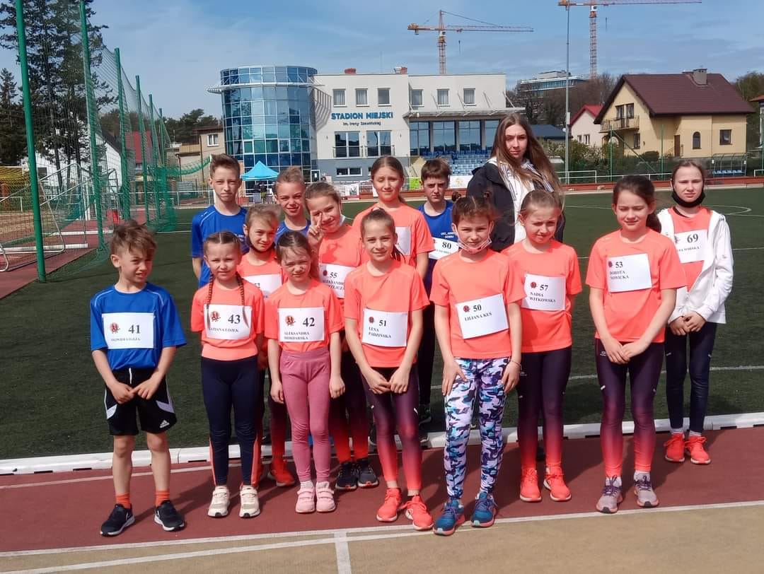 Zawodnicy klubu ARBOD Dobra na stadionie lekkoatletycznym