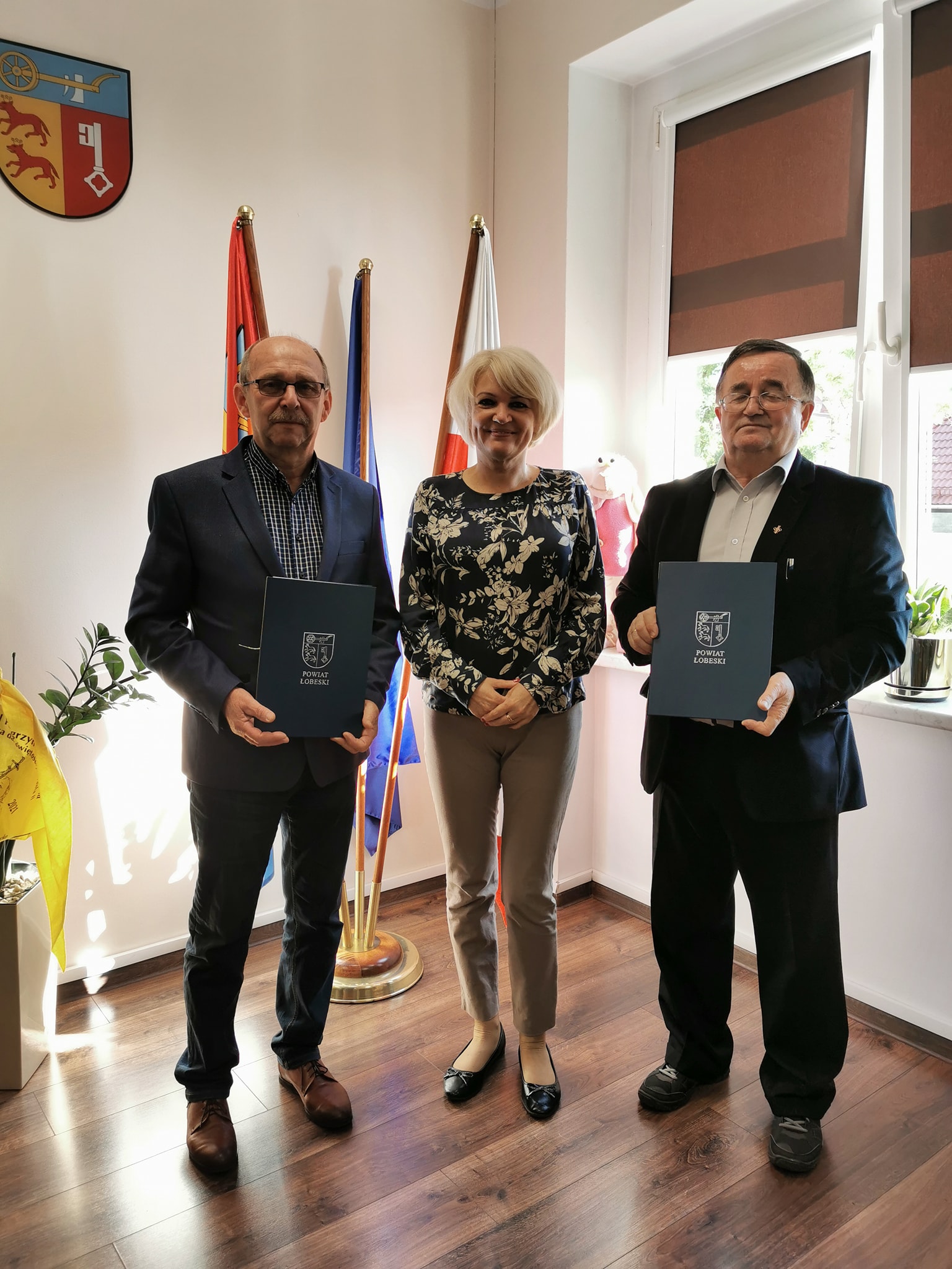 na zdjęciu starosta Renata Kulik wraz z trenerami Kazimierzem Mikulem i Januszem Łukomskim 