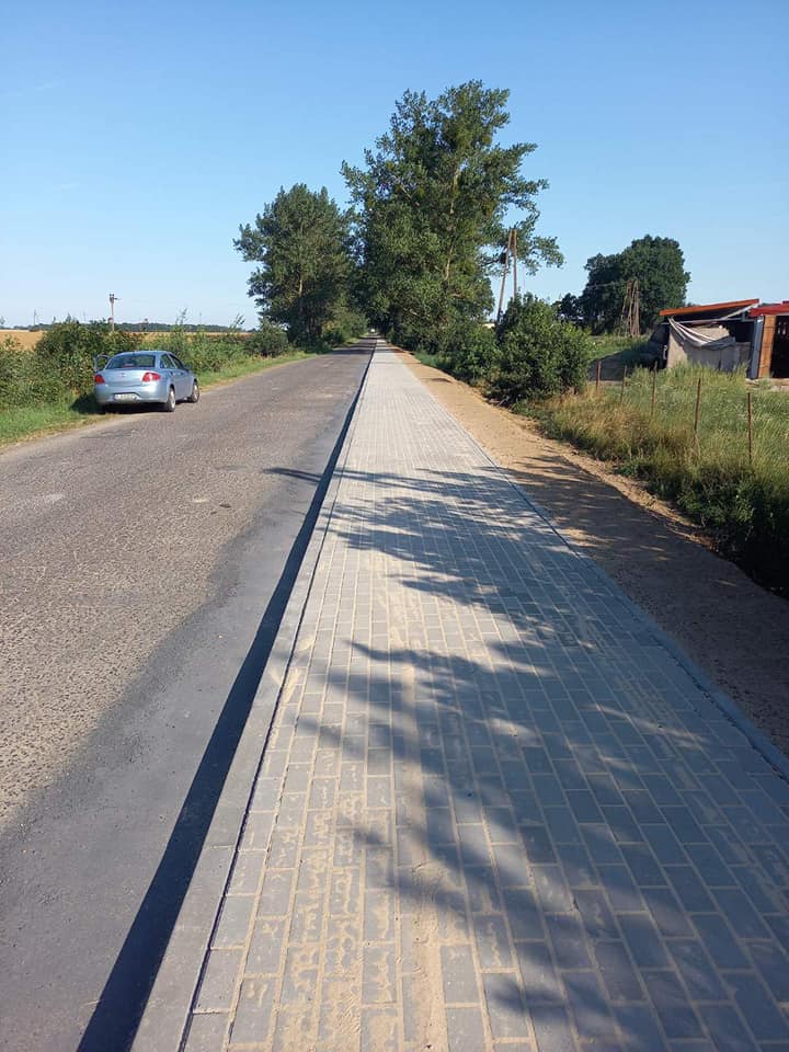 Ukończona została inwestycja związana z położeniem 430 mb.chodnika