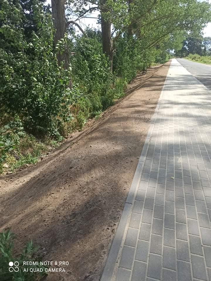 Ukończona została inwestycja związana z położeniem 430 mb.chodnika