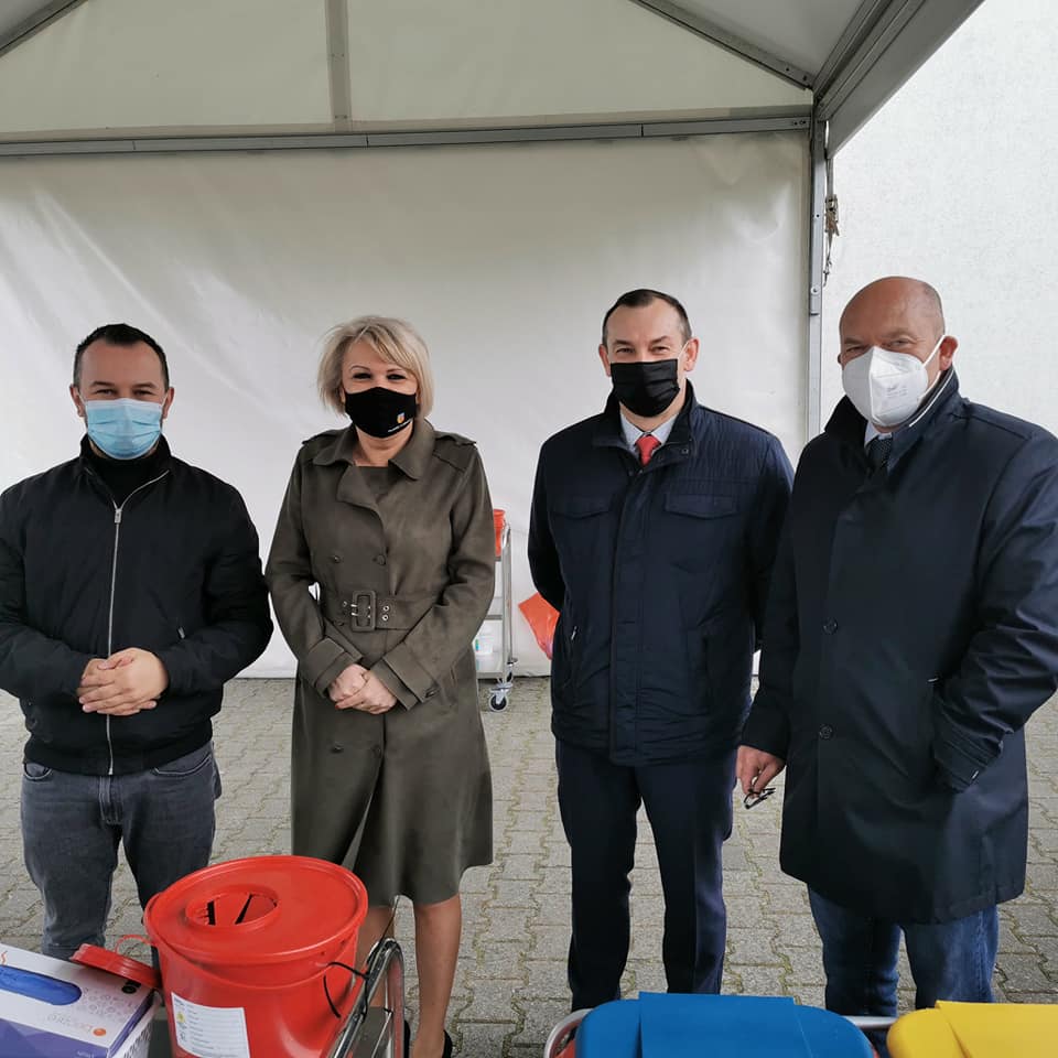 Na zdjęciu Renata Kulik , Krzyszto Gwóźdz oraz Tomasz Sobolewski przy punkcie szczepień DRIVE TRUE 