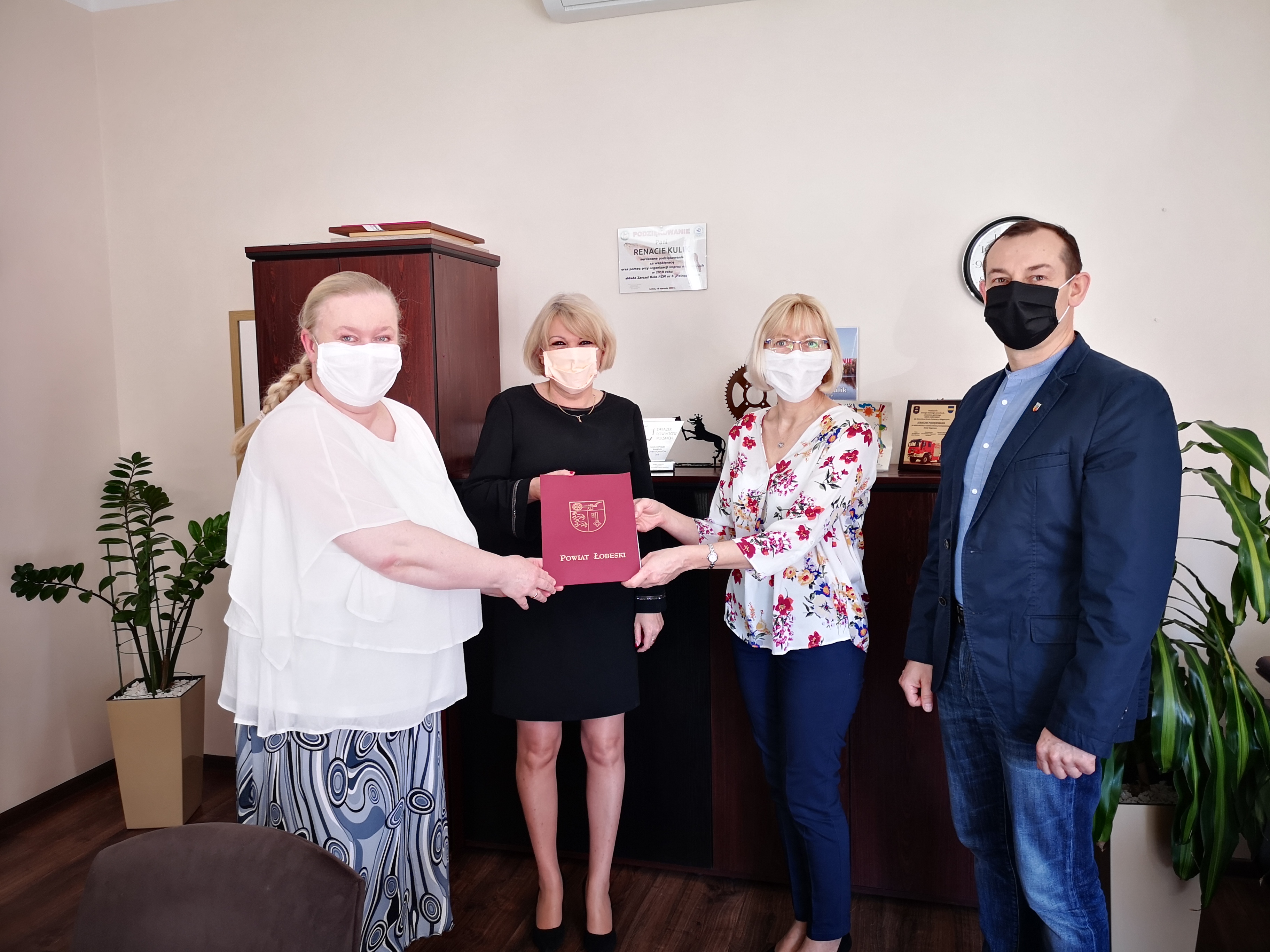 Laptopy z dostępem do internetu dla uczniów i nauczycieli Zespołu Szkół im. Tadeusza Kościuszki w Łobzie z projektu "Zdalna Szkoła".