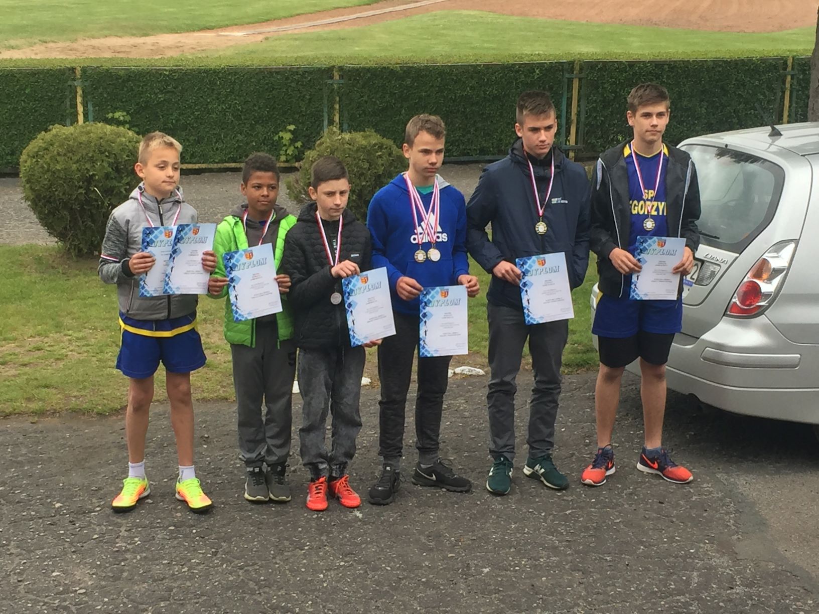 Dziewczęta i chłopcy z Węgorzyna Mistrzami Powiatu w czwórboju lekkoatletycznym szkół podstawowych. 15.05.2019