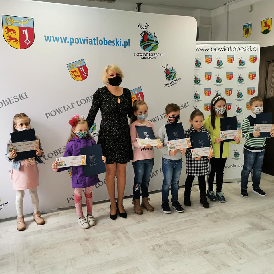 zdjęcie przedstawiające Starostę Renatę Kulik wraz z dziećmi w Starostwie Powiatowym w Łobzie