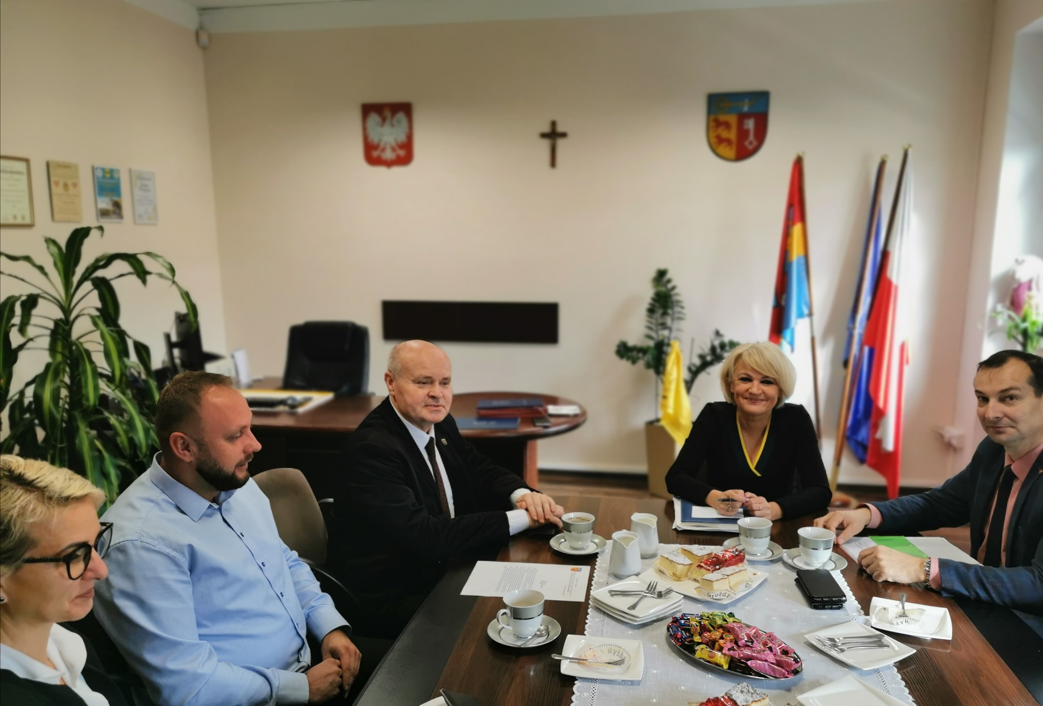  Konwent Burmistrzów i Wójta, w którym udział wzięli Krzysztof Gwóźdź Wicestarosta, Monika Kuźminska Burmistrz Węgorzyna, Piotr Ćwikła Burmistrz Łobza, Arkadiusz Czerwiński Burmistrz Reska, Krzysztof Wrzesień Burmistrz Dobrej oraz Mariusz Sira Wójt Gminy Radowo Małe.
