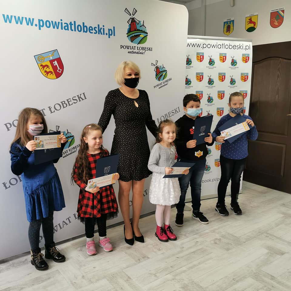zdjęcie przedstawiające Starostę Renatę Kulik wraz z dziećmi w Starostwie Powiatowym w Łobzie
