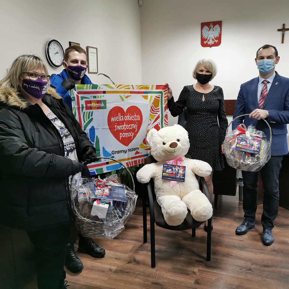 wręczenie koszy na licytacje Wośp dla sztanu z Łobza