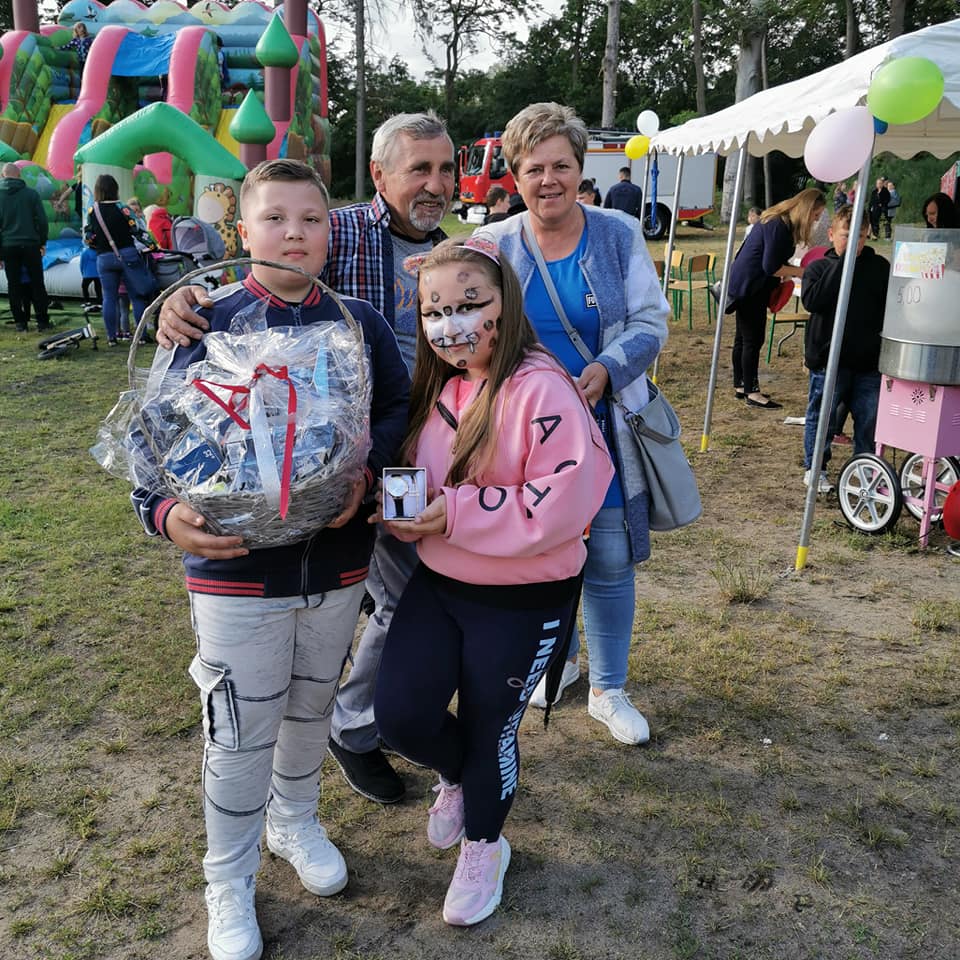 kosz ze słodyczami wylicytowany na akcji charytatywnej