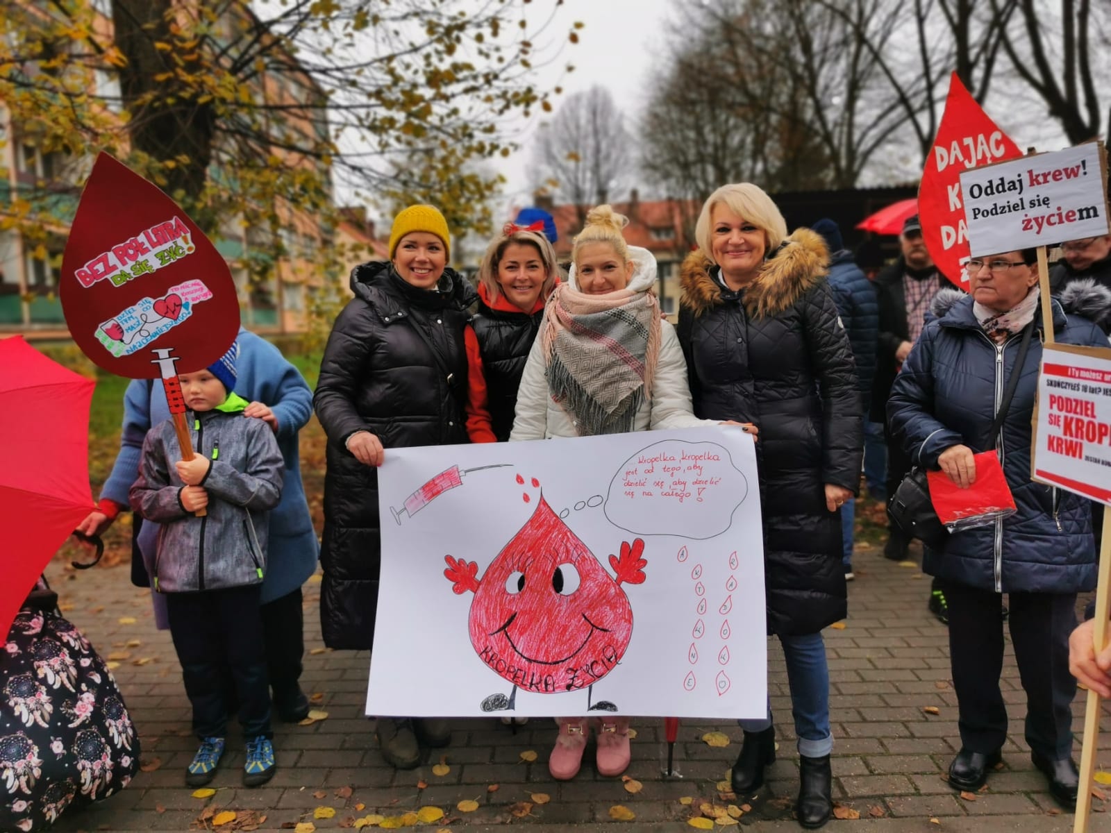Zdjęcie starosty Renaty Kulik  pod pomnikiem