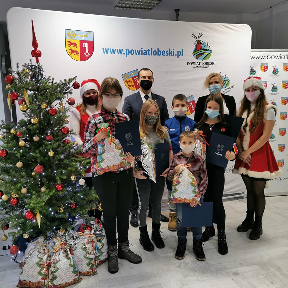 wręczanie paczek z okazji Mikołajek
