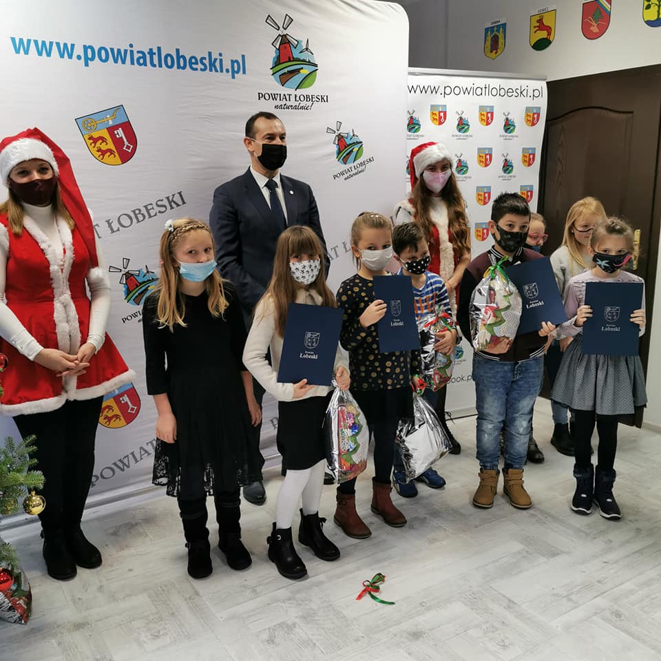 wręczanie paczek z okazji Mikołajek