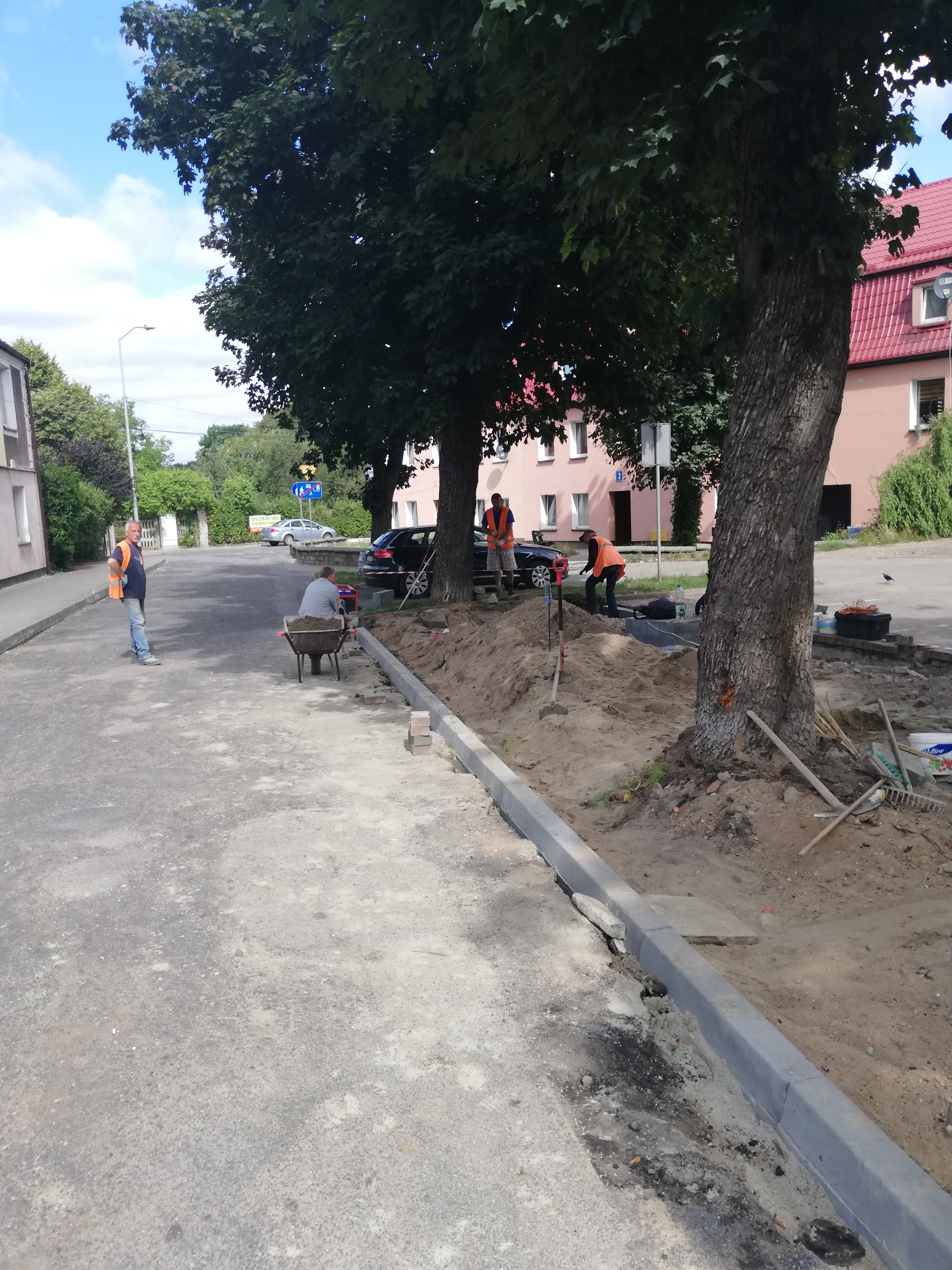 Większy parking przy Komuny Paryskiej w Łobzie 07.08.2020