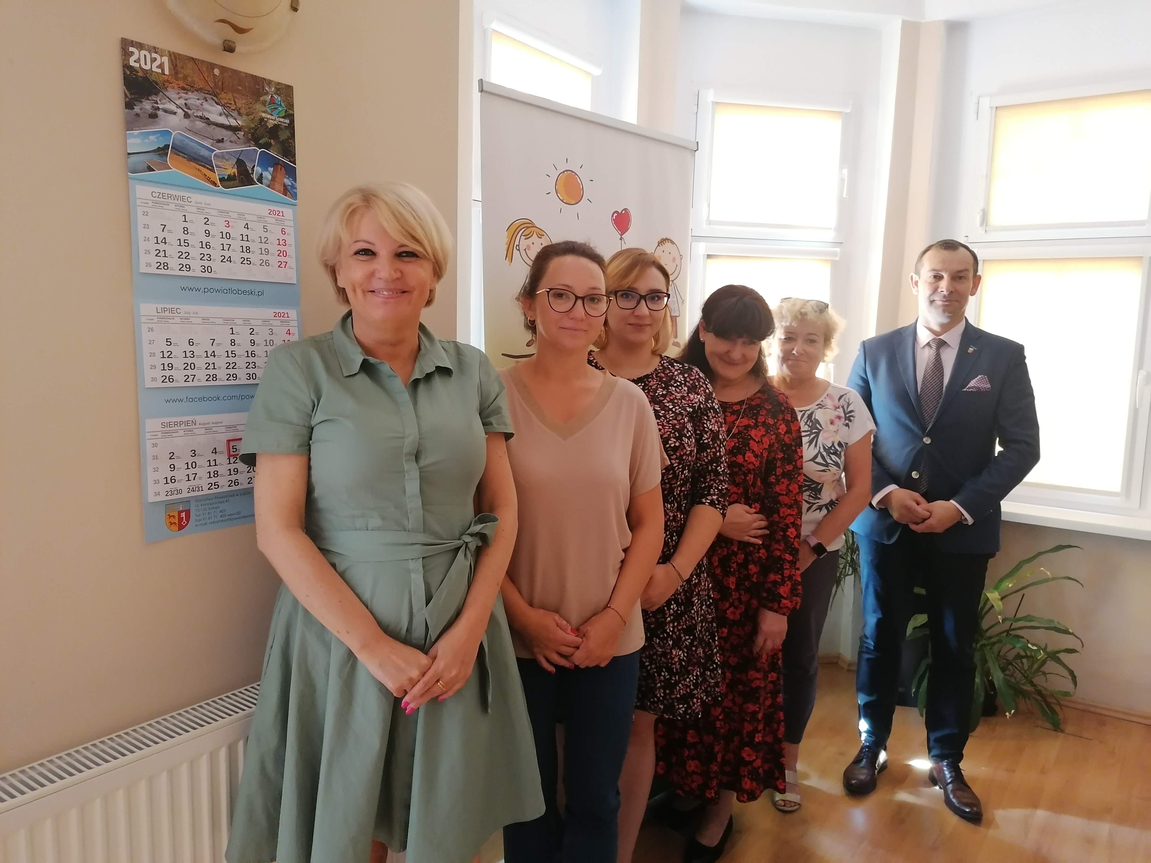na zdjęciu Starosta Renata Kulik wraz z wicestrostą Krzysztofem Gwoźdźiem oraz pracownicy centrum