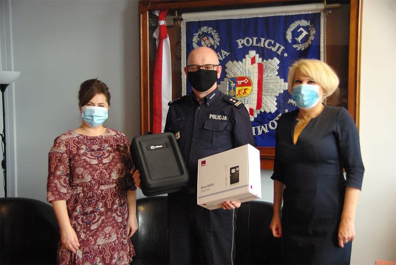 Renata Kulik Starosta Łobeski oraz Magdalena Chmura Sekretarz Gminy Łobez, przekazały na ręce Komendanta Powiatowego Policji w Łobzie mł. insp. Leszka Nowaka specjalistyczne urządzenie ALERE DDS 2, służące do otrzymywania wyniku obecności narkotyków