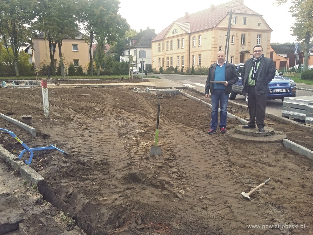 Jarosław Żuk Członek Zarządu Powiatu Łobeskiego oraz Robert Galus Komendant Środowiskowego Hufca Pracy w Łobzie sprawdzili jak postępują prace na skwerku.