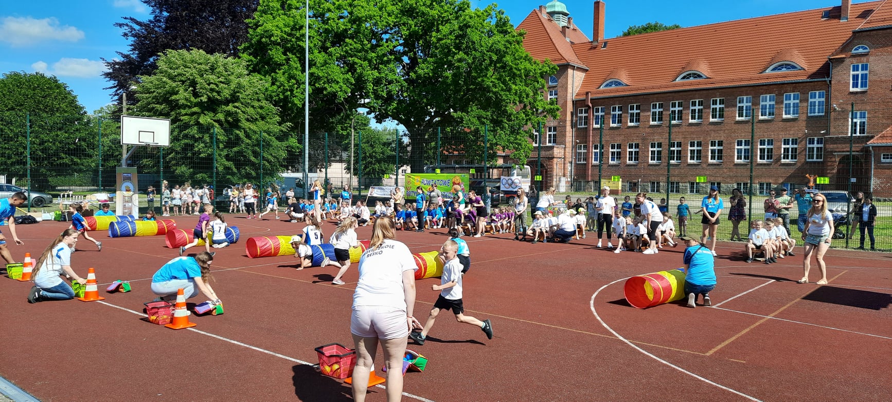 Przedszkolaki biorący udział w konkurencjach sportowych