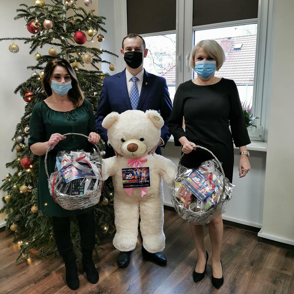 wręczenie koszy na licytacje Wośp dla sztabu z Radowa