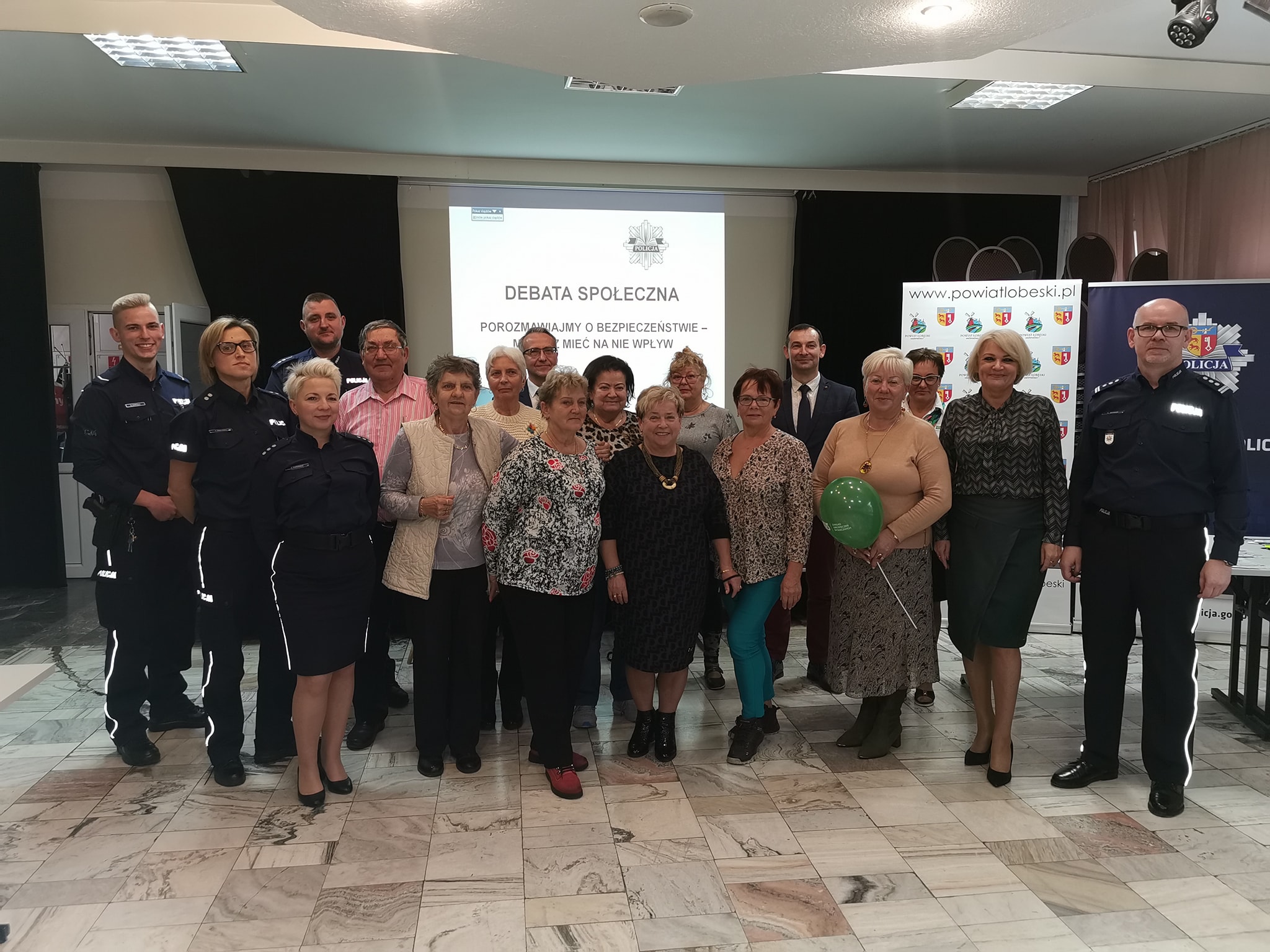 wspólne zdjęcie podczas spotkania seniorów