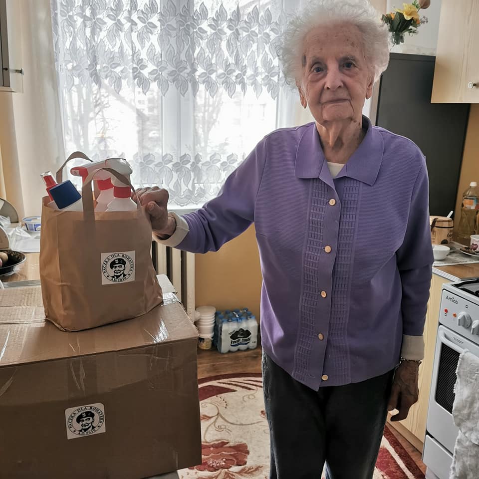 wręczenie paczke dla bohaterów - seniorów z poowiatu łobeskiego