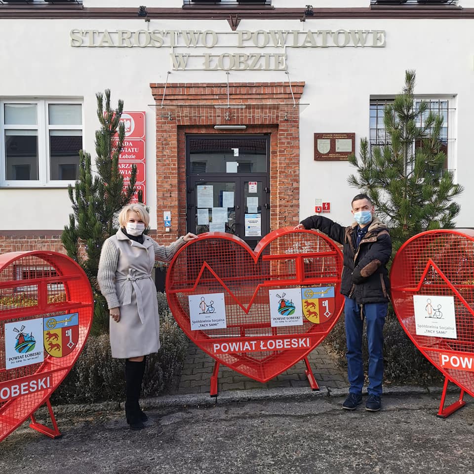 Starosta enata Kulik przekazuje serca na naketki