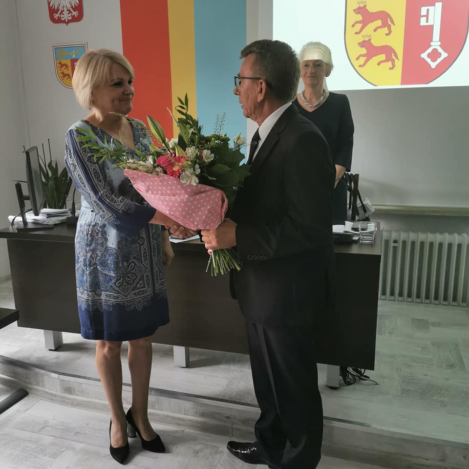 Przewodniczący Rady Ryszard Sola  wręcza kwiaty dla Starosty Łobeskiego Renaty Kulik