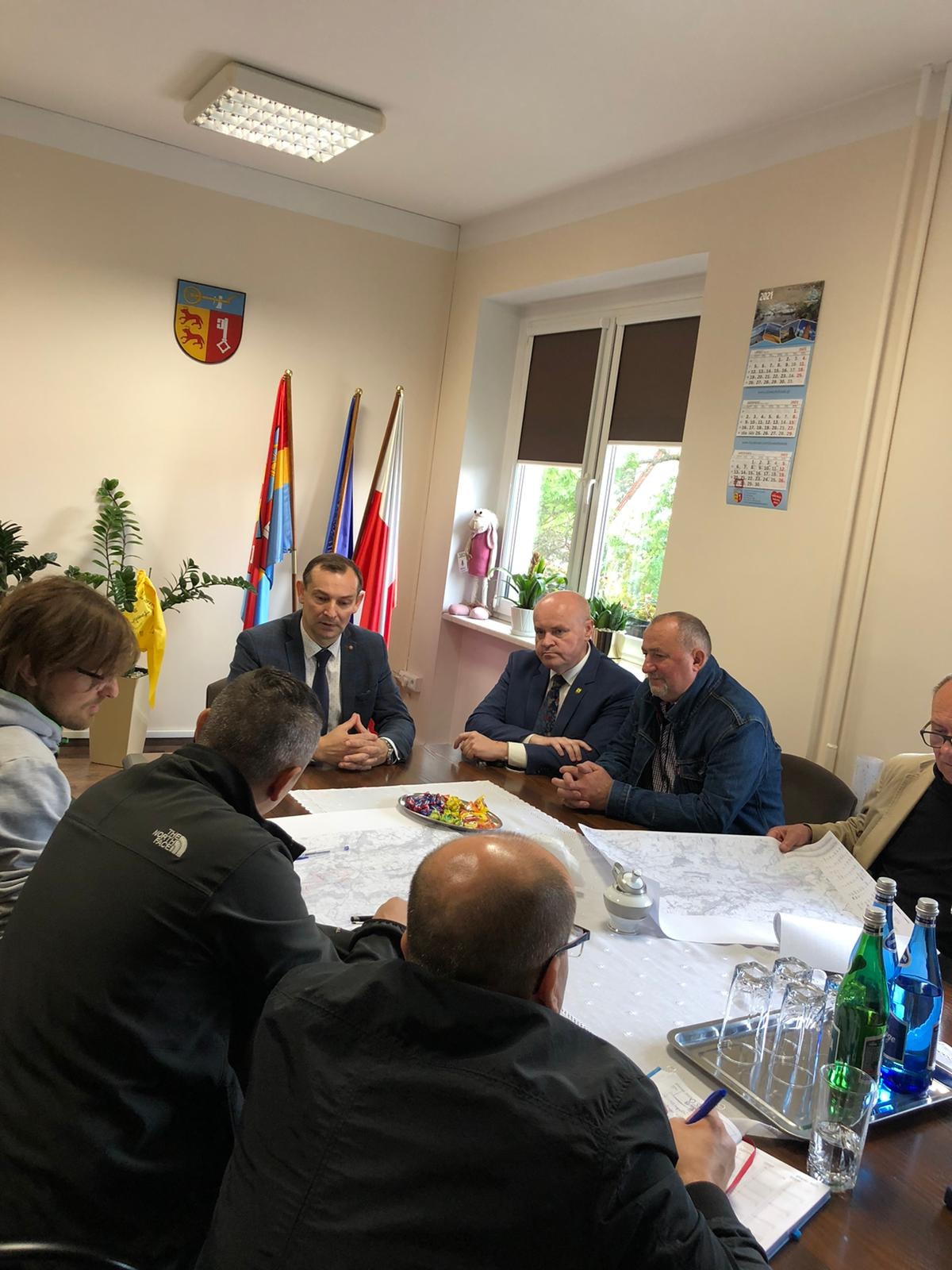 MTB IV edycja Łobez, w którym uczestniczyli na zdjęciu Piotr Ćwikła Burmistrz Łobza, Oktawian Dudziak Nadleśniczy Nadleśnictwa Łobez, Zdzisław Urbański Kierownik Wydziału Sportu i Turystyki w Urzędzie Miejskim w Łobzie, Mariusz Szpryngacz Dyrektor Wydziału Spraw Społecznych i Promocji Powiatu, Zbigniew Martyniak Inspektor ds. turystyki w Urzędzie Miejskim w Łobzie, Kazimierz Szczepański prezes OSP Zagórzyce, Mirosław Stecko Wiceprezes OSP Bonin, Jan Ceholnyk Komendant Miejsko-Gminny oraz Bartosz Licznerski - organizator maratonu.      Tematem rozmów było omówienie kwestii organizacyjnych maratonu, który odbędzie się w najbliższą niedzielę tj. 26 września 2021 r. w Łobzie (Boisku przy Świętoborcu).     Kolarstwo górskie po 11 latach przerwy wraca na ziemie łobeską.     Organizator przygotował trzy dystanse MINI 25km, MEGA 50km i GIGA75km łatwej trasy dawnym szlakiem MTB między Łobzem a Węgorzynem.     Dodatkowo wyścigi dla dzieci: maluszków, starszaków i juniorów.     Specjalna klasyfikacja o Puchar Starosty Łobeskiego dla najlepszych mieszkańców powiatu łobeskiego, pań i panów na trzech dystansach     Cieszymy się, że możemy wspierać takie inicjatywy     Zapisy tylko do czwartku na: https://www.e-gepard.eu/pl/show-contest/1072  Szczegóły: www.zpmtb.pl Napisz z nami nową historię kolarstwa górskiego w Łobzie
