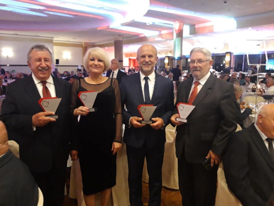 Straosta Renata Kulik ze statuetką podczas XXVII Zgromadzenia Ogólnego Związku Powiatów Polskich