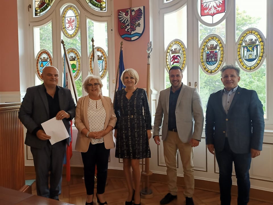 spotkanie przedstawicieli Renata Kulik Starosta Łobeski oraz Mariusz Szpryngacz Dyrektor Wydziału Spraw Społecznych i Promocji Powiatu, Powiat Drawski reprezentował Mariusz Nagórski Wicestarosta oraz Jolanta Banaszek Naczelnik Wydziału Ochrony Zdrowia i Spraw Społecznych natomiast Powiat Świdwiński reprezentował Roman Kozubek Naczelnik Wydziału Społeczno Oświatowego w Świdwinie.