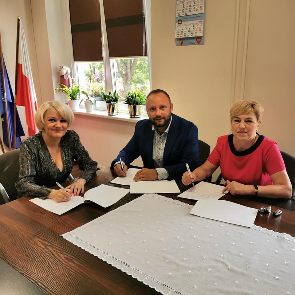 Podpisanie umowy przez Staroste, Mariusza Sirę Wójta Gminy Radowo Małe oraz Bożenę Kopaczewską Skarbnika Gminy Radowo Małe