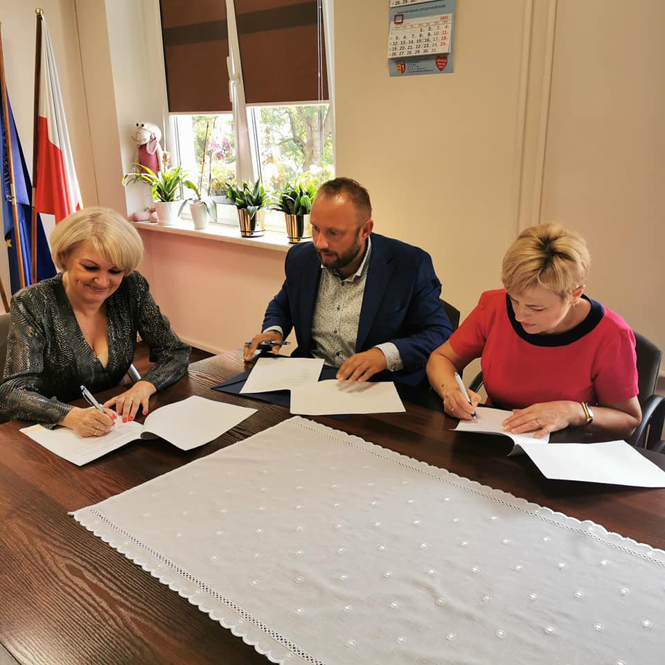 Podpisanie umowy przez Staroste, Mariusza Sirę Wójta Gminy Radowo Małe oraz Bożenę Kopaczewską Skarbnika Gminy Radowo Małe