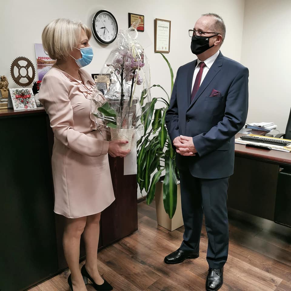 Renata Kulik starosta wręcza upominek w formie bukietu dla pana Tadeusza Basa w związku z jego przejściem na emeryturę