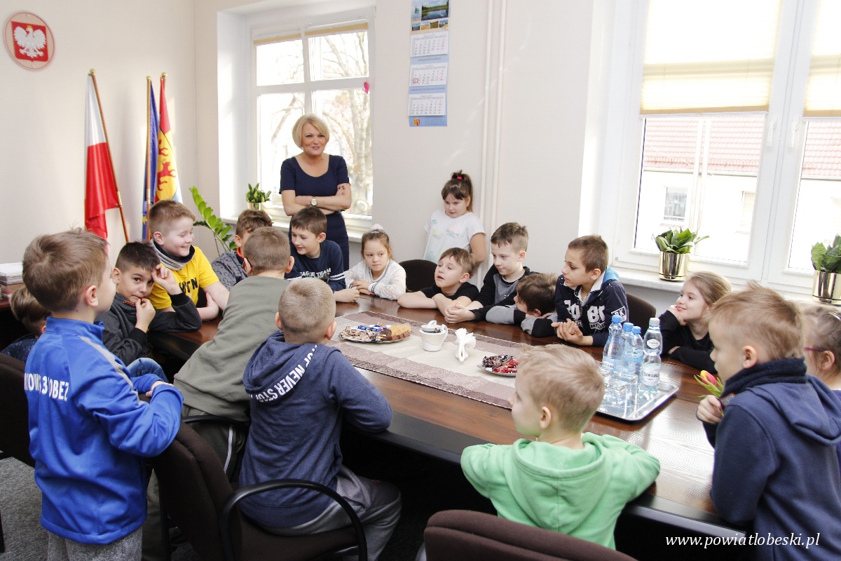 Całkiem inna lekcja samorządności – drugoklasiści z wizytą u Starosty.