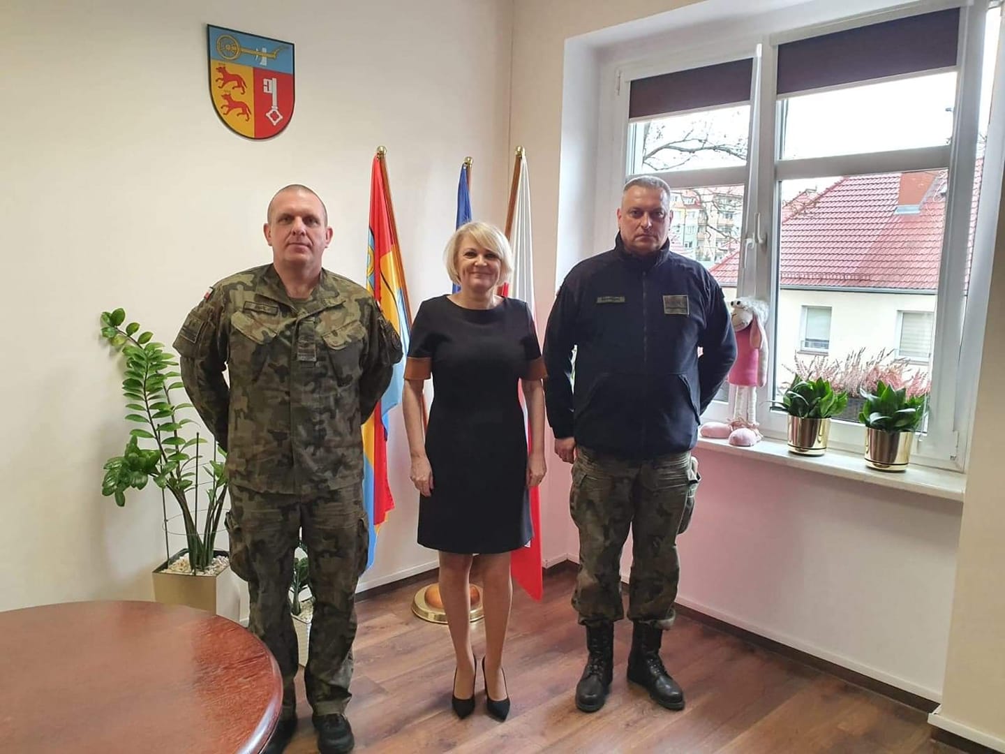 zdjęcie przedstawiające starostę Renatę Kulik wraz z  dowódca 141.batalionu lekkiej piechoty 14 Zachodniopomorskiej Brygady Obrony Terytorialnej ppłk Maciej Paul oraz kapitan Krzysztof Środeck